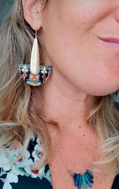 Boucles d'oreilles en tissu sarong coloré et doré, fait main en France. Ethnique et chic.