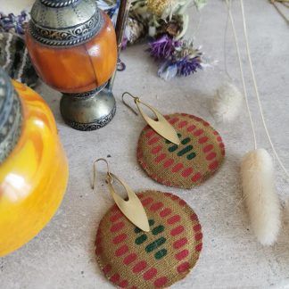 Boucles d'oreilles rondes et dorées en tissu bogolan ,rouge vert afro style ethnique