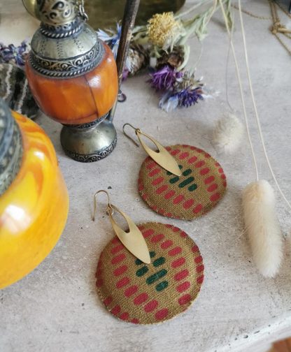Boucles d'oreilles rondes et dorées en tissu bogolan ,rouge vert afro style ethnique