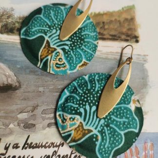 Boucles d'oreilles rondes et dorées en tissu floral exotique