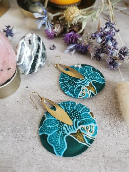 Boucles d'oreilles rondes et dorées en tissu sarong thaï floral exotique.