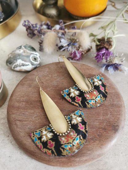 Boucles d'oreilles en tissu sarong coloré et doré, fait main en France. Style wax et etnique.