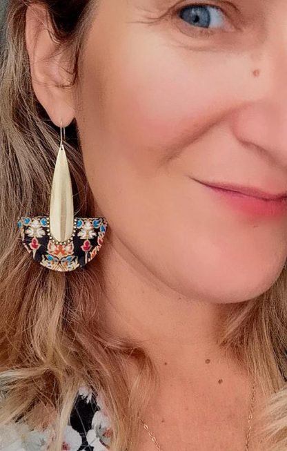Boucles d'oreilles en tissu sarong coloré et doré, fait main en France.
