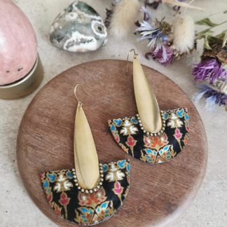 Longues boucles d'oreilles tissu sarong noir et doré.