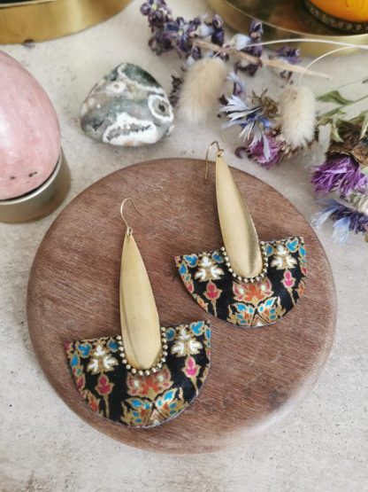 Longues boucles d'oreilles tissu sarong noir et doré.