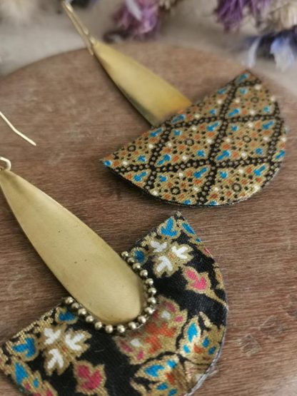 Boucles d'oreilles tissu sarong noir et doré. Zoom et dos.
