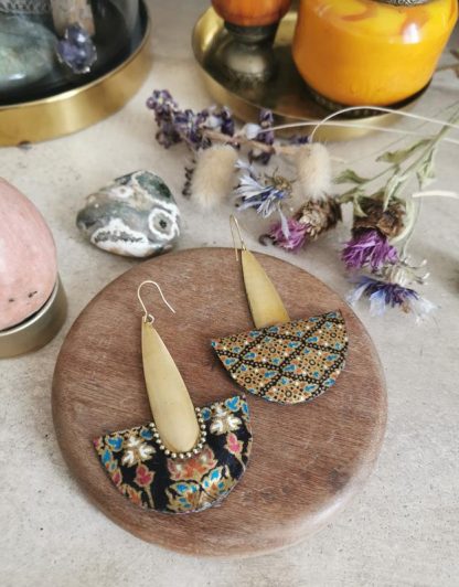 Boucles d'oreilles tissu sarong noir et doré. Dos.