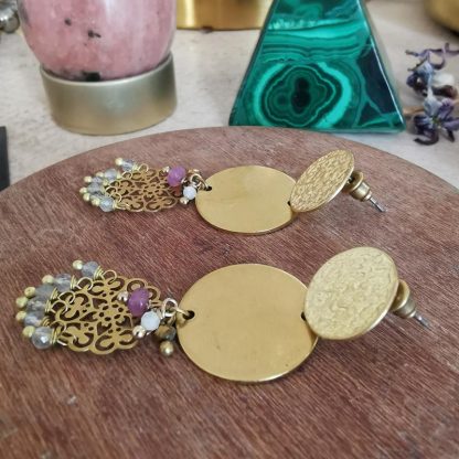 Belles longues boucles d'oreilles poussoir avec disques martelés ronds, mandalas et fleur à pampilles de pierres fines naturelles labradorites.