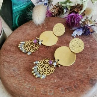 Belles longues boucles d'oreilles poussoir avec disques ronds, mandalas et fleur a pampilles labradorite.