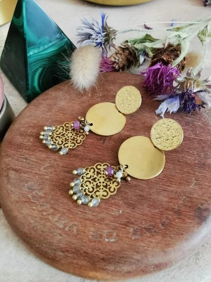 Belles longues boucles d'oreilles poussoir avec disques ronds, mandalas et fleur a pampilles labradorite.