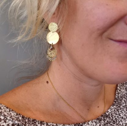 Belles longues boucles d'oreilles poussoir avec disques ronds, mandalas et fleur a pampilles.Portées.