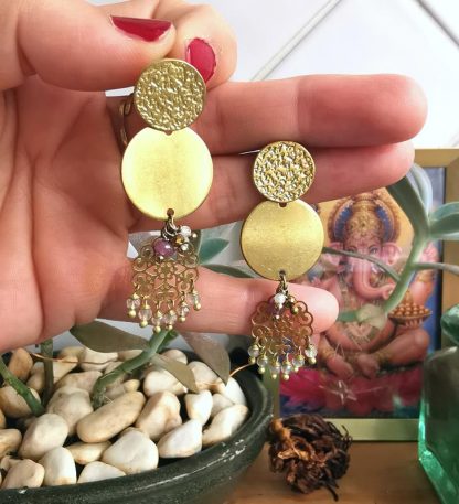Belles longues boucles d'oreilles poussoir avec disques ronds, mandalas et fleur a pampilles labradorites et autres pierres fines.