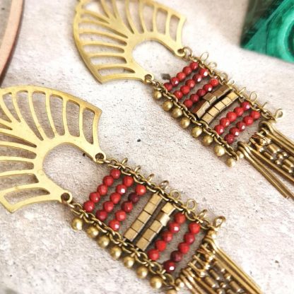 zoom sur les boucles d'oreilles divine medusa