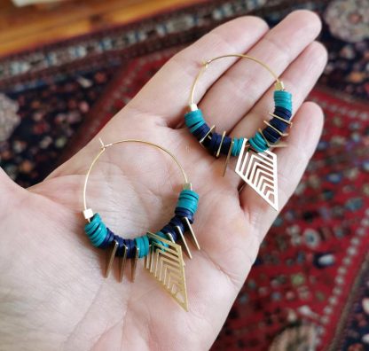 Boucles d'oreilles chrysalis créoles de taille moyenne, colorées, perles plates heishi, dorées bleue