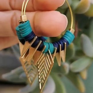 Boucles d'oreilles chrysalis créoles de taille moyenne, colorées, perles plates heishi, dorées bleue, côté.