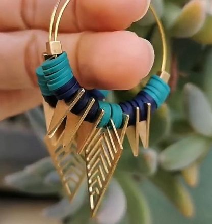 Boucles d'oreilles chrysalis créoles de taille moyenne, colorées, perles plates heishi, dorées bleue, côté.