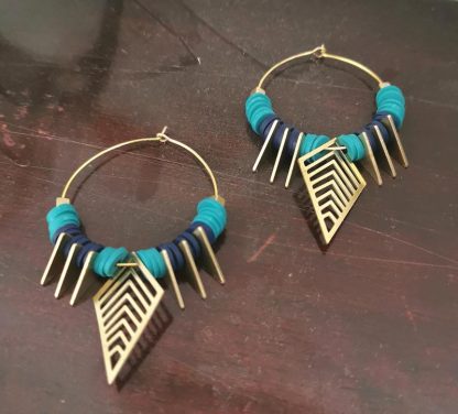 Boucles d'oreilles chrysalis, créoles originales de taille moyenne, colorées, perles plates heishi, dorées bleue