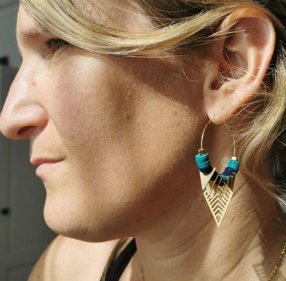 Boucles d'oreilles chrysalis créoles de taille moyenne, colorées, perles plates heishi, dorées bleue, portées