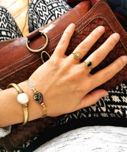 bracelet contrast avec sa perle de nacre en abalone.composition Dust in the world