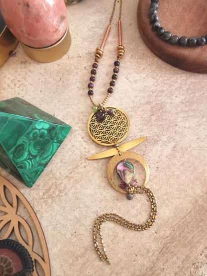 Sautoir ethnique grenat et abalone avec pendentif fleur de vie, fabrication artisanale et unique
