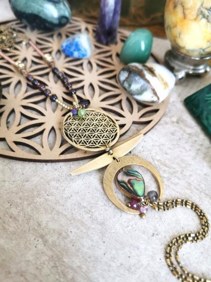 Sautoir ethnique avec pendentif fleur de vie et pierres naturellesfabrication artisanale et unique
