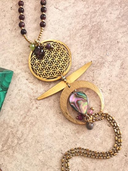 collier pierres fines naturelles grenat, labradorite et abalone avec pendentif croissant de lune et symbole fleur de vie.Artisanale