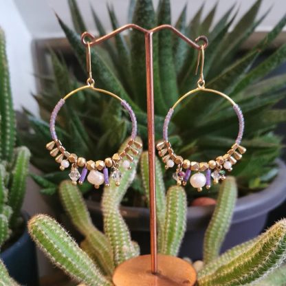 zoom sur les boucles d'oreilles créoles poétiques lavande et perles d'eau douce
