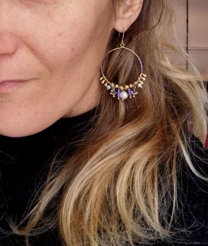 les boucles d'oreilles créoles poétiques et bohème lavande et perles d'eau douce