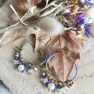 les boucles d'oreilles créoles poétiques lavande et perles d'eau douce