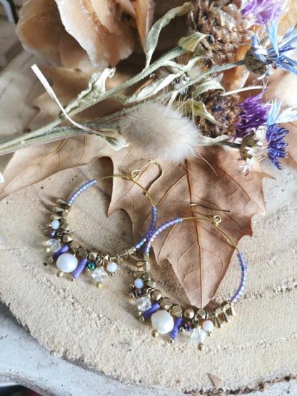 les boucles d'oreilles créoles poétiques lavande et perles d'eau douce