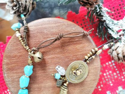 Fermoir cuir et bracelet, en pièce unique, amulettes en perles anciennes.