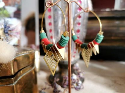 Boucles créoles chrysalis pampilles triangles, hieshi rose rubis et vert emeraude.