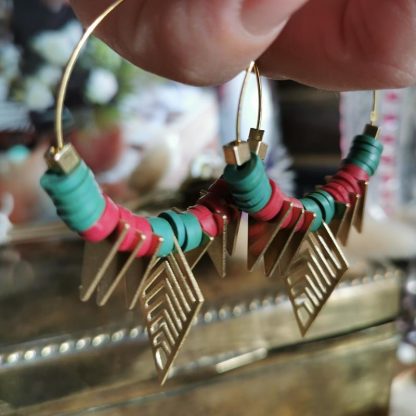 Zoom sur les boucles créoles chrysalis pampilles triangles, vert émeraude et rose rubis.