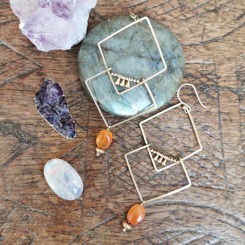 Grandes boucles d'oreilles géométriques, vintage, charisme, pierres fines, cornaline.