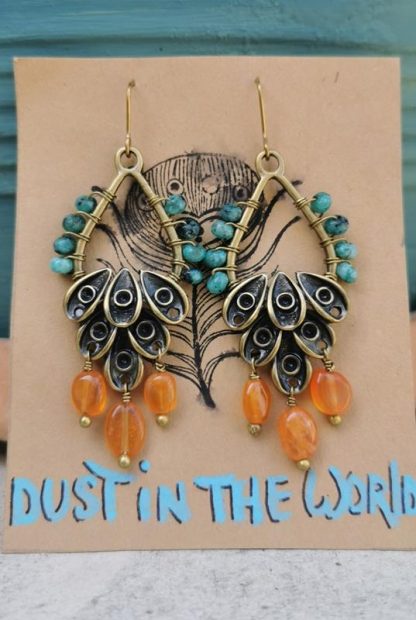 Boucles d'oreilles plumes de paon, colorées et festives