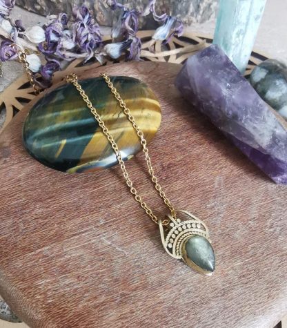 collier Leona, pendentif pierre labradorite, motifs