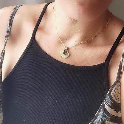 Pendentif ethnique et tribal, Parvati en aventurine, porté.