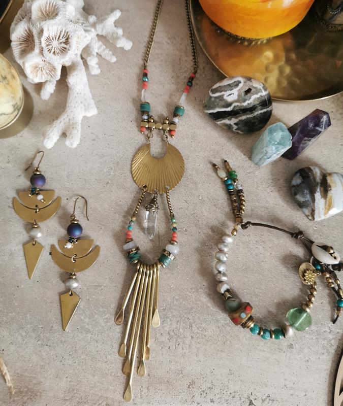 Les bijoux Dust in the world