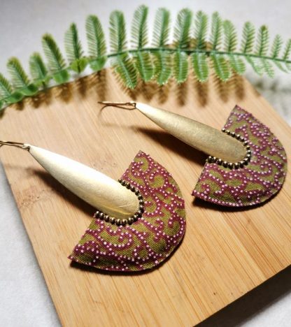 Zoom sur les boucles d'oreilles tissu wax vert prune