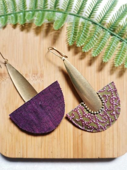 Dos des boucles d'oreilles tissu wax vert prune