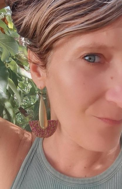 Boucles d'oreilles tissu wax vert prune portées