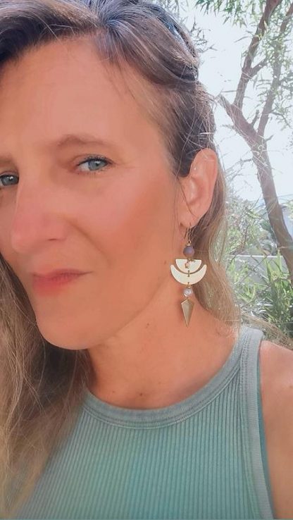 Les boucles oreilles white raven portées