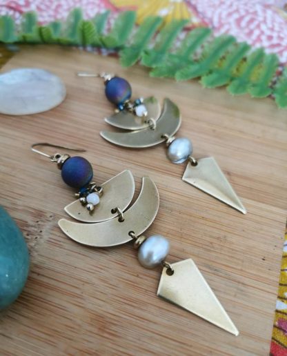 Zoom sur les boucles d'oreilles white raven