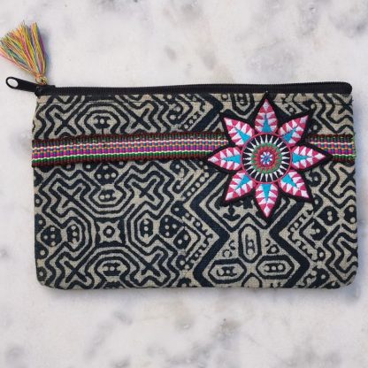 Les pochettes batik indigo customisés, fleur