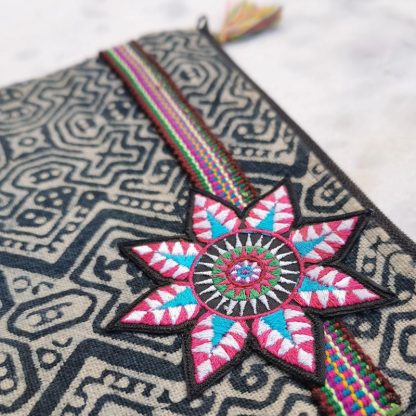Zoom pochette Hmong fleur
