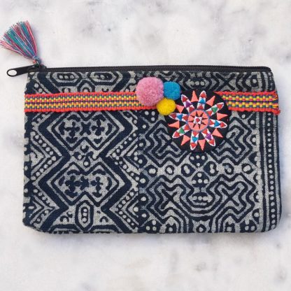 Les pochettes batik indigo customisés rose et bleu