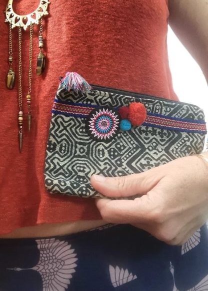 Les pochettes batik indigo customisés, portés