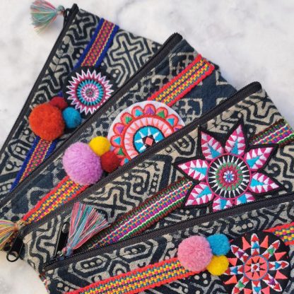 zoom sur les pochettes batik indigo customisés