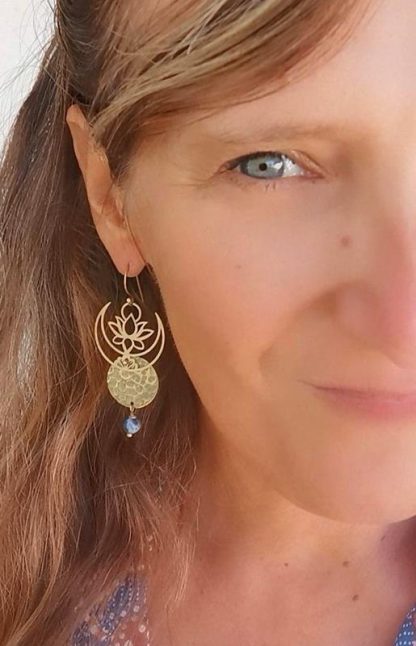zoom boucles oreilles lotus moon