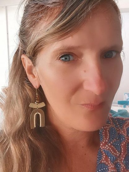 Boucles d'oreilles gold rainbow portées